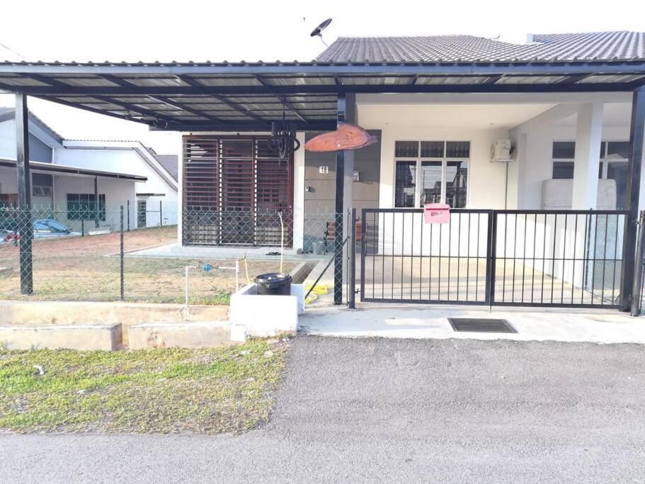 Modern , Spacious Gambang Ump 18 Guest House Екстер'єр фото