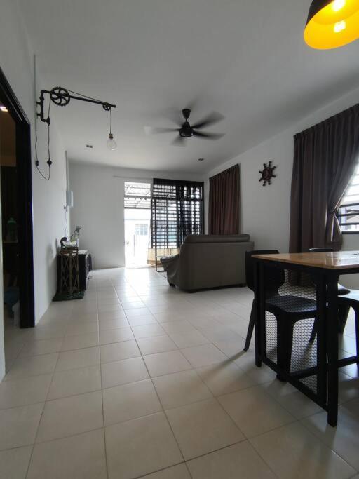 Modern , Spacious Gambang Ump 18 Guest House Екстер'єр фото