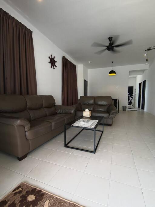 Modern , Spacious Gambang Ump 18 Guest House Екстер'єр фото
