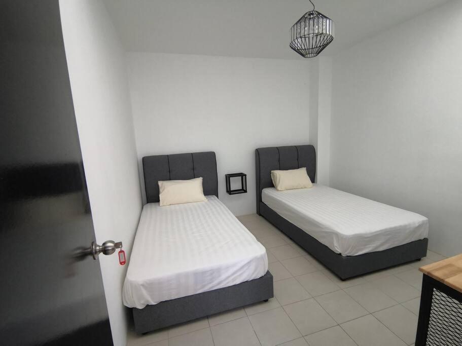 Modern , Spacious Gambang Ump 18 Guest House Екстер'єр фото