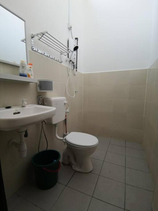 Modern , Spacious Gambang Ump 18 Guest House Екстер'єр фото