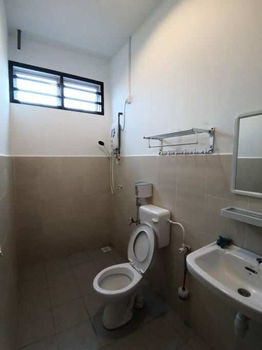 Modern , Spacious Gambang Ump 18 Guest House Екстер'єр фото